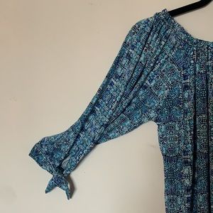 Blue scoop collar 3/4 length tie sleeved top.